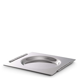 поднос из металла с овальной формой и прорезной ручкой