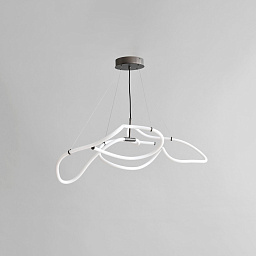 подвесная люстра с изогнутыми контурами и рассеянным мягким светом