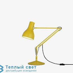 настольная лампа с вытянутым металлическим плафоном и подвижной стойкой